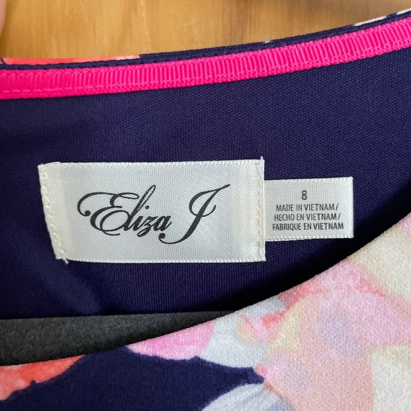 Mod Floral Bell Sleeved Dress - Picture 4 of 6